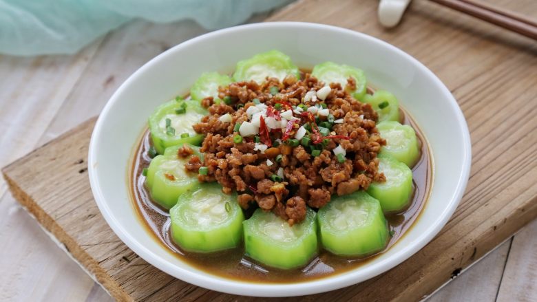 蒜蓉肉末浇丝瓜,浇上丝瓜上即可