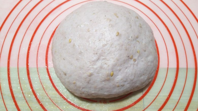 紫薯亚麻籽软欧,程序结束后取出面团轻压排气