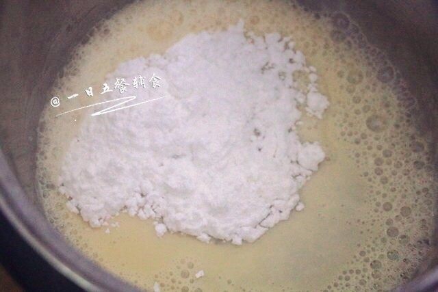 蒸鸡蛋糕, 用电动打蛋器低速打起粗泡,加入40g糖粉。