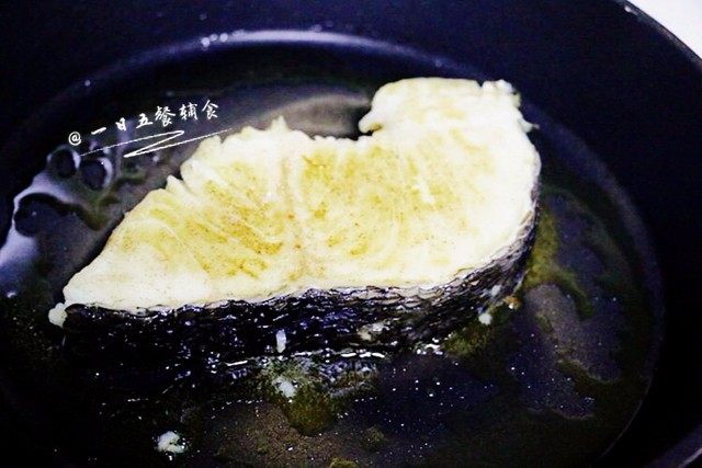 香煎银鳕鱼,翻面再煎3分钟,两面都煎至金黄色后即可。