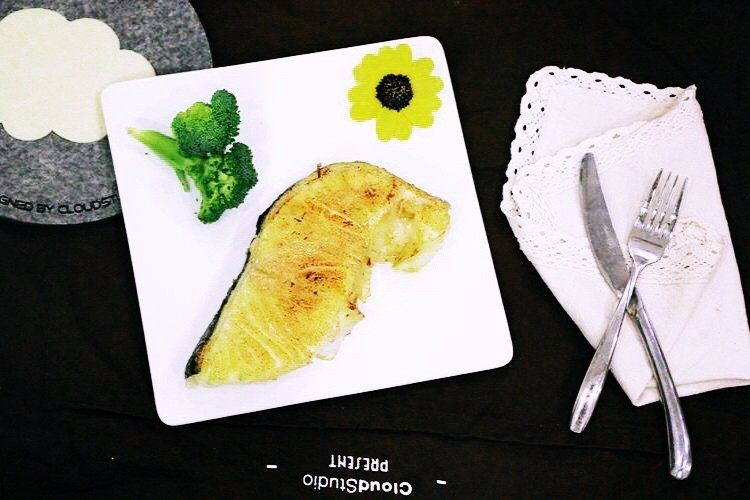 香煎银鳕鱼, 香气逼人,肉质滑嫩,鲜美的让人垂涎三尺!早餐的时候给宝宝煎一小块呗。