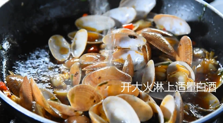 炒蛤蜊香上加香的秘诀,让你吃了还想吃!,炒出香气后,开大火淋上适量白酒、蒜末