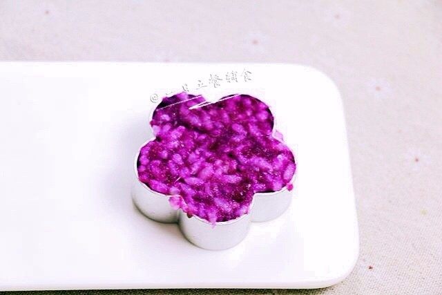 紫甘蓝茼蒿寿司饭,用饼干模具凹了个型,一层层叠加。
🌻小贴士:米饭已经到饼干模顶,可你感觉高度还不够,把模具往上移移就行,想多高就有多高。