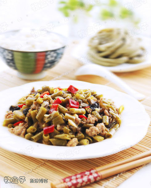  茄子蒂肉末酸豆角 