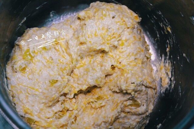 南瓜发糕,搅拌成南瓜糊。