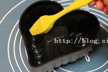 原味磅蛋糕,把10克<a style='color:red;display:inline-block;' href='/shicai/ 887'><a style='color:red;display:inline-block;' href='/shicai/ 887'>黄油</a></a>微波炉软化成液体,均匀的刷在模具上
