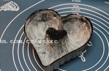 原味磅蛋糕,在模具中倒入一点低筋面粉,滚一圈,让模具内部都沾上一层面粉,多余的面粉倒出。