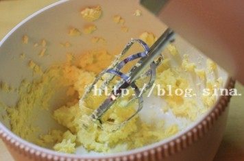 原味磅蛋糕,115克黄油软化到手指头轻易能按进去的程度,黄油用打蛋器的低档位打15秒左右