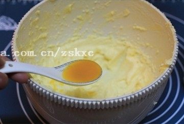 原味磅蛋糕,分次加入蛋液,一勺一勺加,完全吸收后再加下一次蛋液