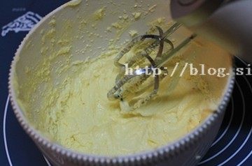 原味磅蛋糕,用刮刀先拌匀,再中高速打5分钟左右,直到发白