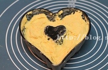 原味磅蛋糕,倒入模具,用刮刀抹平,这个时候面糊很稠