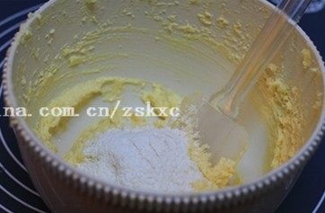 原味磅蛋糕,蛋液加完后,分2~3次加入低粉拌匀