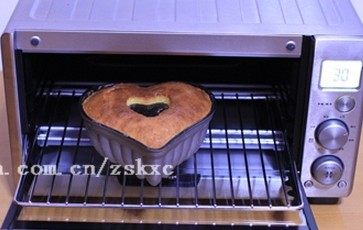 原味磅蛋糕,放入烤箱中层,选择糕点程序,温度160度,时间50分钟