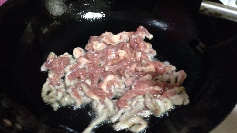 鱼香肉丝,热锅凉油,加热到四、五成热,放入肉丝(先不要翻动以免脱糊)