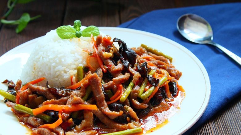鱼香肉丝,配上米饭,要不要来一份