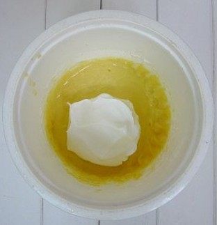 圣诞驯鹿小杯子蛋糕,取三分之一打发好的蛋白加入蛋黄面糊中,用橡皮刮倒翻拌均匀后把面糊全部倒回入打发的蛋白,用刮刀翻拌均匀,即成蛋糕面糊