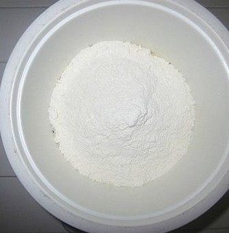 焦糖香蕉花环包,所有中种材料加一起揉成团,放进盆里