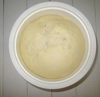 焦糖香蕉花环包,室温低于10度放11小时发酵(晚上10点揉面,早上9点起来的)第二天发到约2.5-3倍大小,拉开面团,里面全是蜂窝煤一样的状态。
