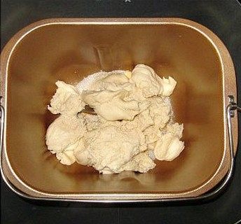 焦糖香蕉花环包,将发酵好的中种撕小块与主面团中除黄油以外的所有原料放在一起,放进面包机,选择和面程序,程序揉面8分钟