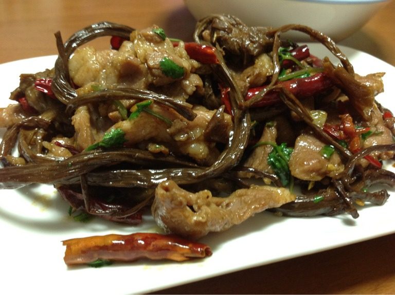 茶树菇小炒肉,热锅，除了<a style='color:red;display:inline-block;' href='/shicai/ 131'>香菜</a>之外其他都放入爆炒，下肉片翻炒差不多熟再下茶树菇，翻炒几分钟放蚝油，点点酱油和<a style='color:red;display:inline-block;' href='/shicai/ 131'>香菜</a>翻一下即可！