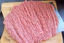 生汆丸子,肉剁碎,用肉锤敲打