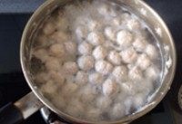 生汆丸子,全部丸子做好后,开大火把水煮沸,煮至丸子成熟后,捞出沥水