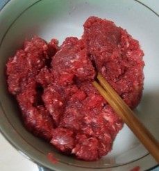 牛肉萝卜水饺,<a style='color:red;display:inline-block;' href='/shicai/ 216'>牛肉</a>剁成肉糜