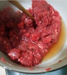 牛肉萝卜水饺,往牛肉分次加入花椒水,每次让牛肉吸收了花椒水才继续加水