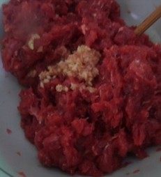 牛肉萝卜水饺,往牛肉加入姜末,拌匀