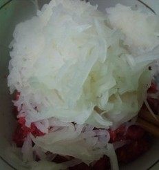 牛肉萝卜水饺,把挤干水分的白萝卜放入牛肉糜中,拌匀