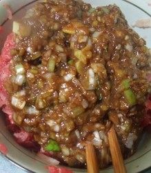 牛肉萝卜水饺,炒出香味即可,把大葱酱料加入到牛肉萝卜馅中,拌匀
