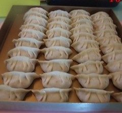 牛肉萝卜水饺,煮水饺要用大炒锅,锅内水要放足,水量至少饺子的10倍。大火把锅内的水煮至沸腾,再放入饺子,水饺入锅后用锅铲轻轻地顺着锅底向前推数下,防止黏连。