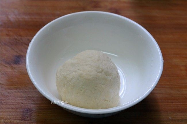 滋味三鲜馅煎饼,面粉加上1克盐,加入清水,揉成光滑柔软的面团,遮上保鲜膜,静置片刻