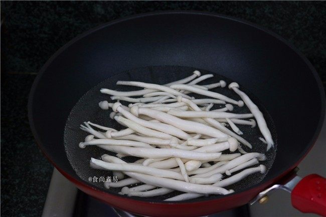 滋味三鲜馅煎饼,<a style='color:red;display:inline-block;' href='/shicai/ 2823'>海鲜菇</a>洗净,焯一下水