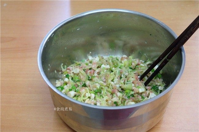 滋味三鲜馅煎饼,充分搅拌均匀,放在一旁待用