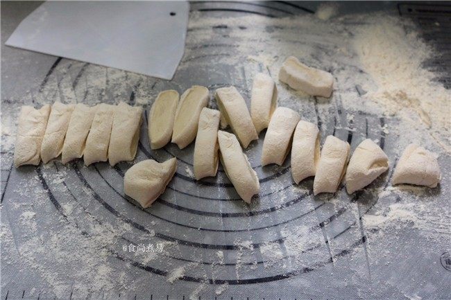 滋味三鲜馅煎饼,面团搓成长条,切成若干个大小统一的小面团