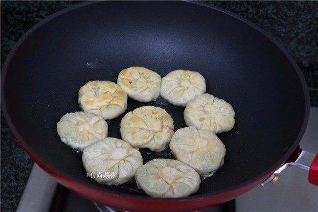 滋味三鲜馅煎饼,热锅，锅内涂抹一点食用油，将馅饼整齐码在锅内，中小火煎至两面焦黄色，遮上盖子焖30秒左右即可