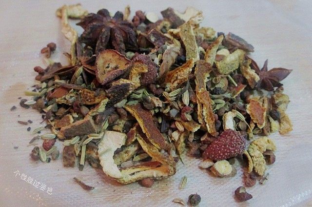 龙猫茶叶蛋,买的现成的茶叶蛋卤料包,把卤料放入无纺布袋扎紧口待用
