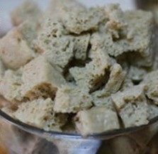 凉拌烤麸,泡好的烤麸里面有很多的水分,适当的挤去些水分