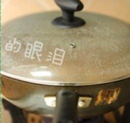 凉拌烤麸,大火烧开后,盖上锅盖转中小火焖30分钟左右。直至烤麸将汤汁都吸收