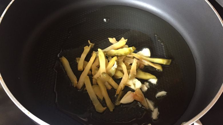 青椒炒香干,放入榨菜,翻炒;