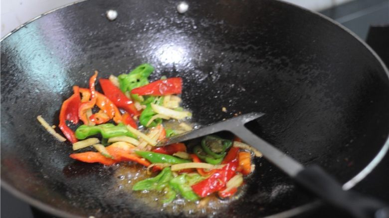 最适合夏天的下酒菜——香辣沙锅鸭,油锅烧热,爆香青红椒和姜丝
