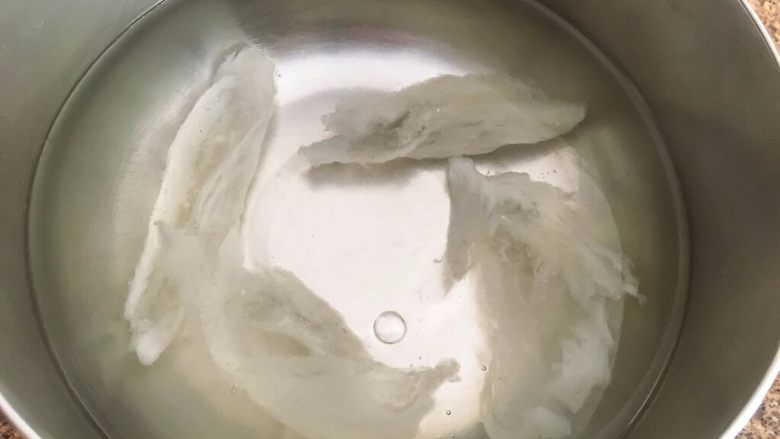 燕窝汤,燕窝泡在水里,泡过夜