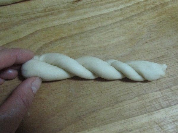 酥脆麻花,将两端拧起, 它们会自然的绞在一起(你再将下端部分整理一下);