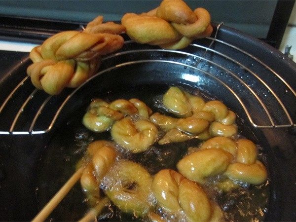 酥脆麻花,将麻花炸至金黄色且麻花有点下沉后捞出;