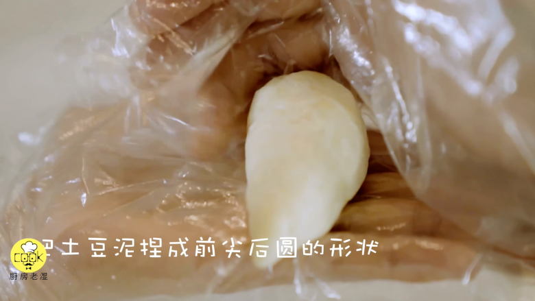 亲子烹饪-土豆刺猬,捏成刺猬形状,这个和小孩子可以玩一个下午,增加亲子关系