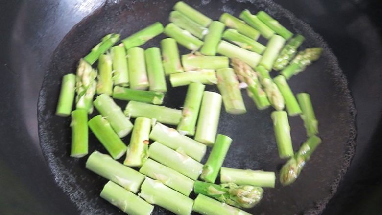 芦笋炒虾仁,锅内烧开水,将芦笋焯烫一下捞出