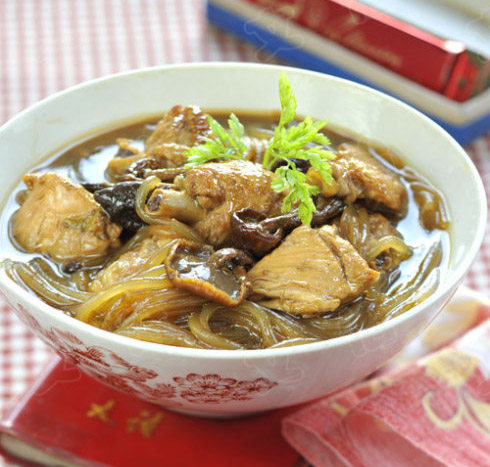 鸡肉炖蘑菇