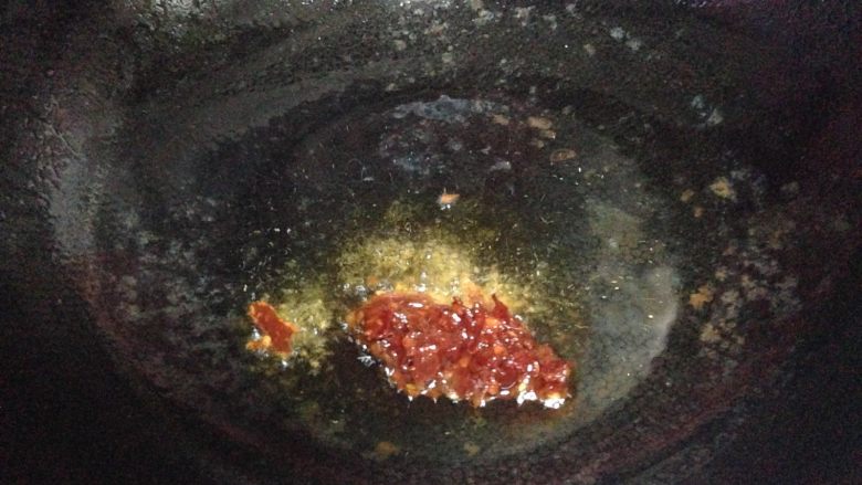 鱼香脆皮豆腐,
另起锅加少许底油,热锅凉油小火下入<a style='color:red;display:inline-block;' href='/shicai/ 46964'>郫县豆瓣酱</a>炒出红油