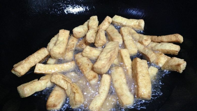 鱼香脆皮豆腐,
锅内的油再次烧热至7、8成热,倒入豆腐条炸至表面深黄时捞出(一定要大火炸至表面酥脆)